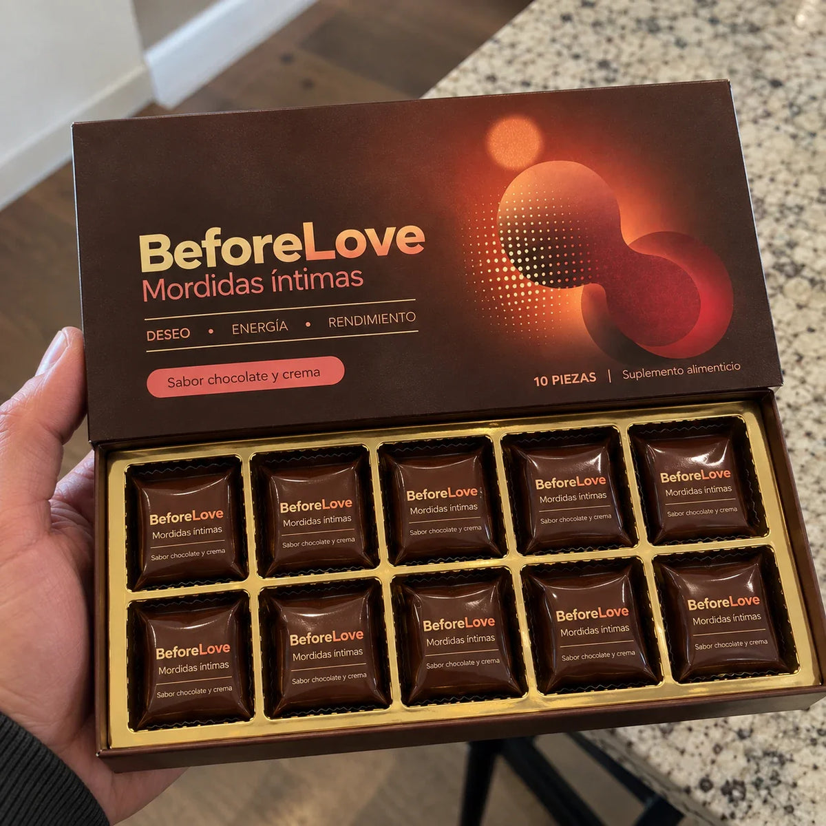 Caja de BeforeLove abierta: bandeja dorada con los 10 bombones envueltos